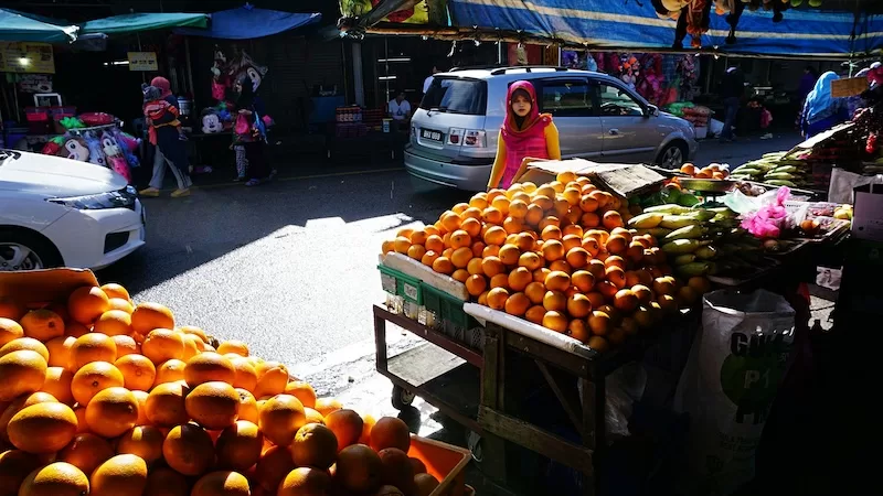 The secret to a comfortable budget in Malaysia is also built here, where your groceries come with a smile. Markets turn everyday shopping into a ritual. You spend less, you taste more, and the ordinary act of buying oranges suddenly feels like part of the adventure.