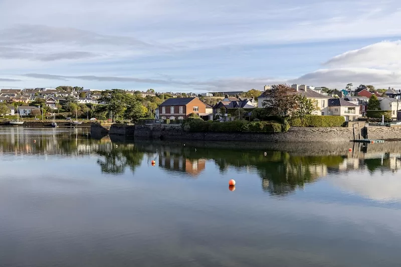 You wander into town on foot, pick up something fresh for dinner, and notice how easy belonging can feel beside the water. Kinsale turns everyday errands into gentle rituals.