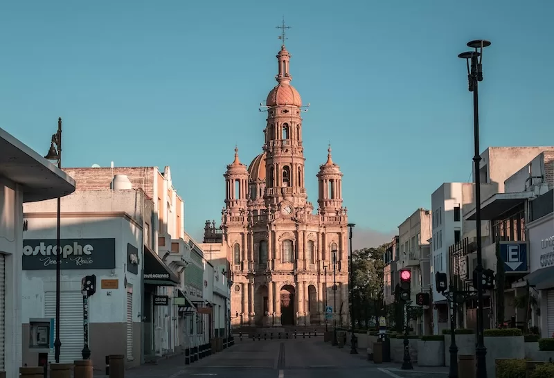 Early light over Aguascalientes’ historic center, where wide streets and well-kept public spaces reflect the city’s calm character.