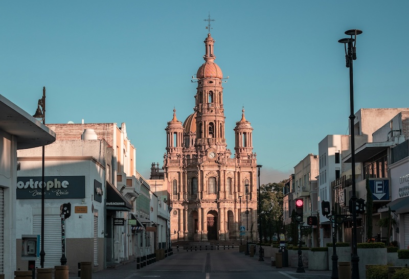 Early light over Aguascalientes’ historic center, where wide streets and well-kept public spaces reflect the city’s calm character.