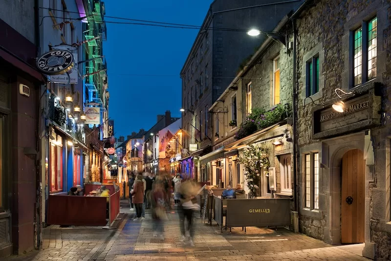 On Galway’s Quay Street, the night feels friendly. A place where conversation drifts easily and every stroll becomes a social outing.