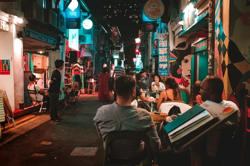Crowded alleyways and world-class food show how Singapore blends adventure with order. Fun stays close, and safety never feels out of reach.