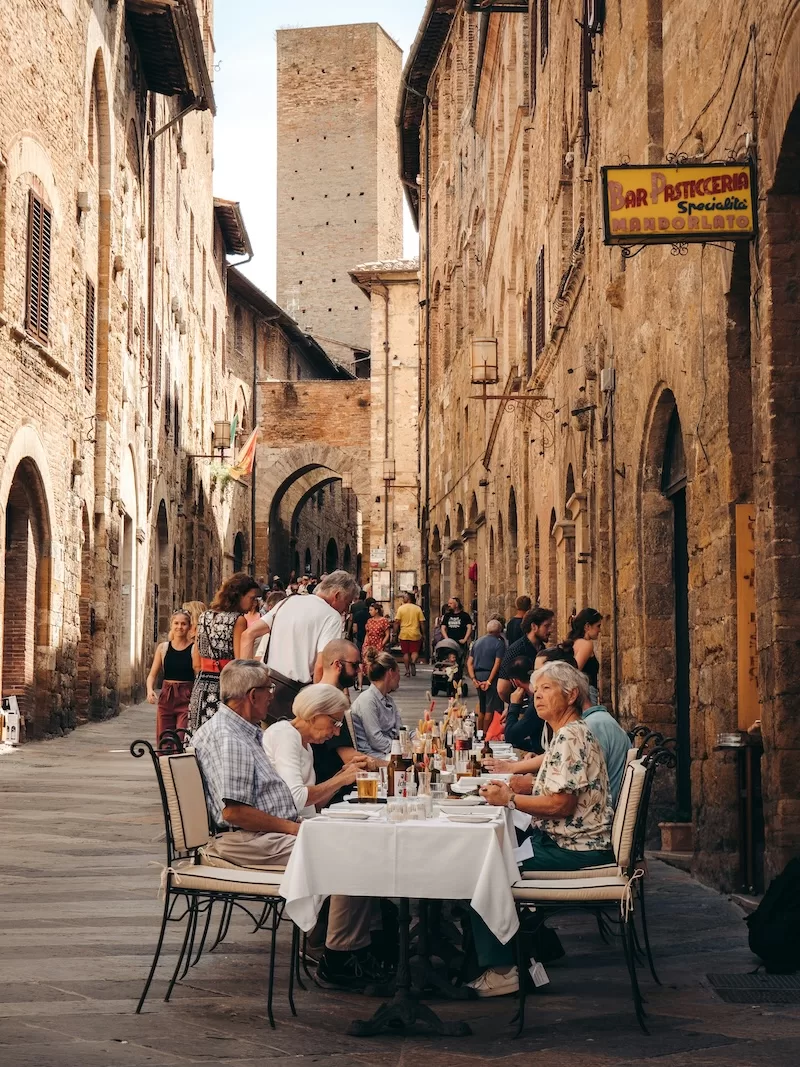 Afternoons spill into evenings over long tables and longer conversations. It’s Tuscany’s version of community, built one meal at a time.