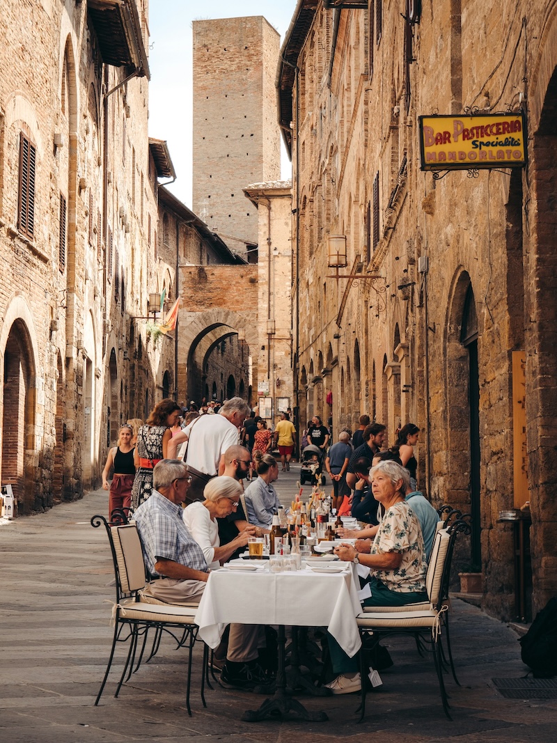 Afternoons spill into evenings over long tables and longer conversations. It’s Tuscany’s version of community, built one meal at a time.