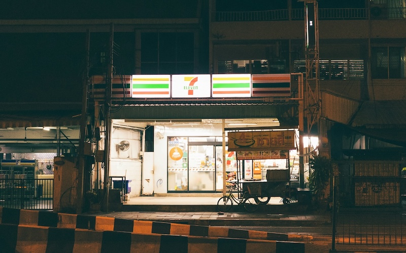 A bright 7-Eleven in the dark feels like a small guarantee of comfort. Snacks, phone top-ups and late-night essentials wait behind sliding doors, ready for anyone passing by after hours. These familiar stops help newcomers settle quickly, turning small errands into reassuring rituals that make the neighborhood feel like home.