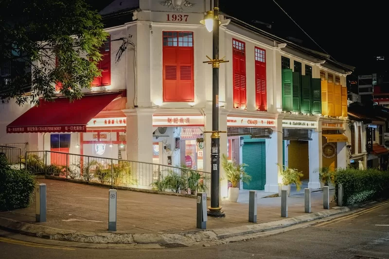 One moment you’re wandering streets lined with shophouses and local cafés, the next you’re a quick bridge away from Singapore’s global beat. Johor Bahru gives you the space and affordability of Malaysia, with world-class conveniences just across the water.