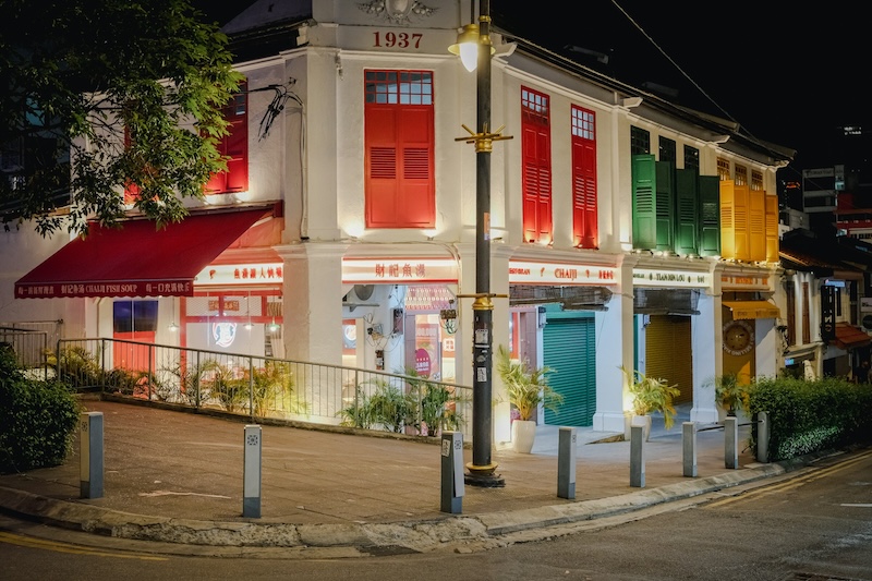 One moment you’re wandering streets lined with shophouses and local cafés, the next you’re a quick bridge away from Singapore’s global beat. Johor Bahru gives you the space and affordability of Malaysia, with world-class conveniences just across the water.