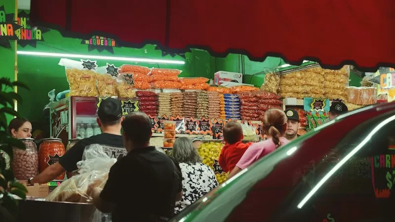 A busy neighborhood market stocked with fresh ingredients, snacks, and staples that make stretching a grocery budget simple in cities like Mérida, Puebla, and Aguascalientes.