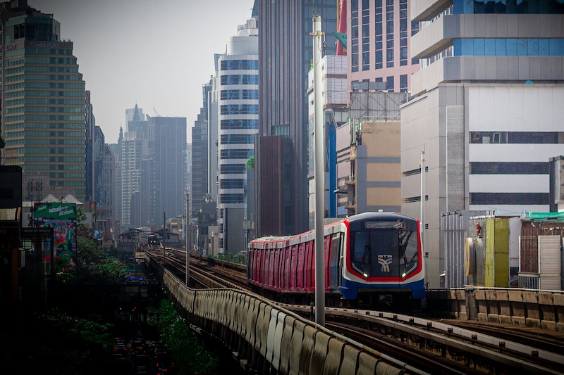 Bangkok’s BTS trains glide above the traffic, stitching together districts where business towers, cafés and shopping avenues create a city that rarely slows down. For expats focused on career growth or global connections, the capital delivers opportunity at a pace that feels both demanding and energizing.