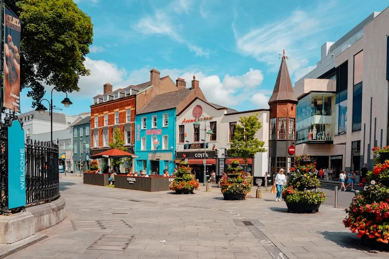 Bright streets, open plazas and cafés that seem to know your usual. City life in Cork feels a bit more personal.