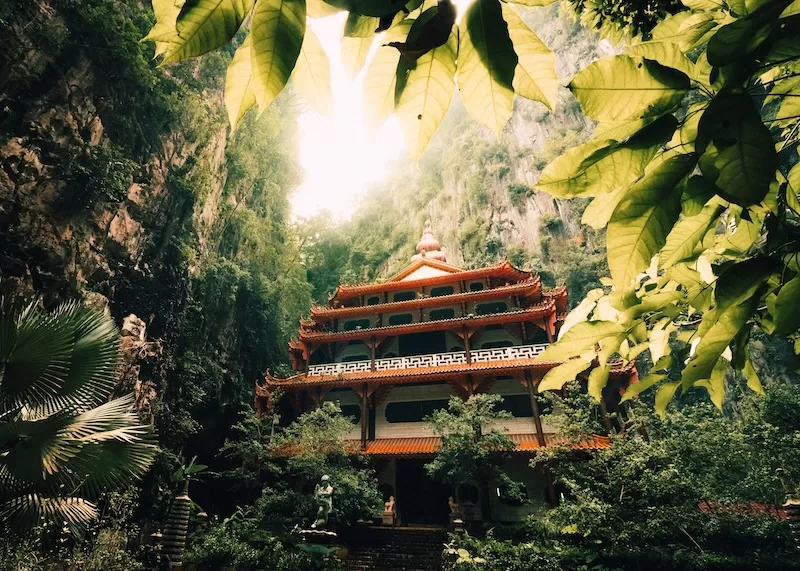 Ipoh’s limestone hills rise like quiet guardians, and temples such as Kek Lok Tong hide in green pockets of the cliffs. Retirement in the Perak highlands trades traffic for birdsong and time to reflect.