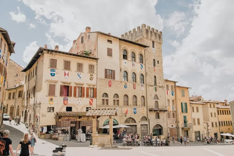 Arezzo’s main square on a quiet afternoon. Local life unfolding between cafés, workshops, and centuries of art that never stopped breathing.