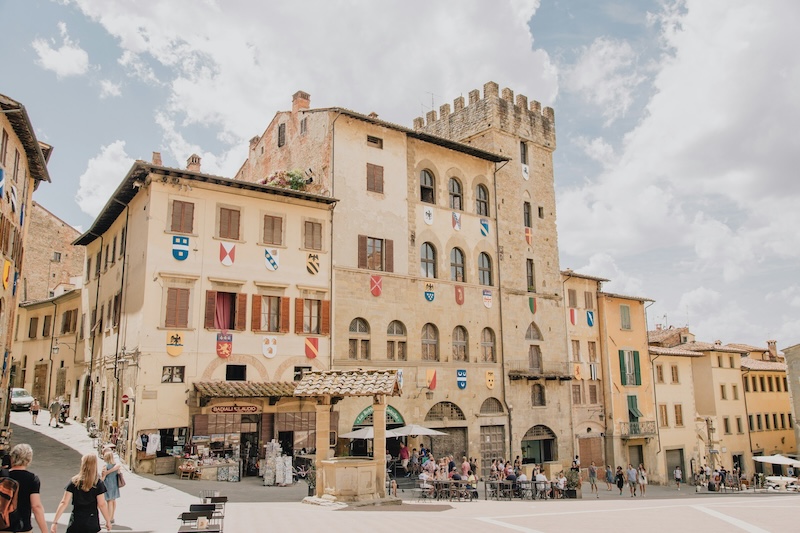 Arezzo’s main square on a quiet afternoon. Local life unfolding between cafés, workshops, and centuries of art that never stopped breathing.