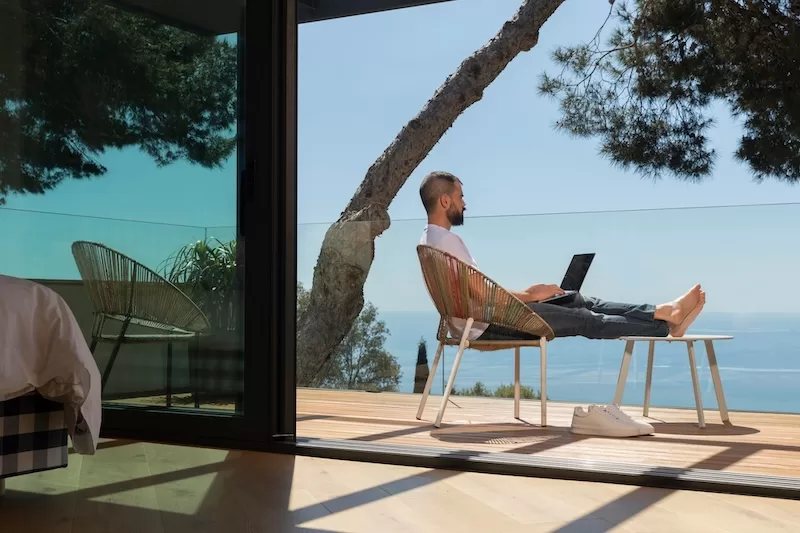 Remote workers trade long commutes for sea air in Cyprus, where a laptop and a balcony view often replace the rush of big-city offices. Lower costs and shorter distances give workdays more light and more life.