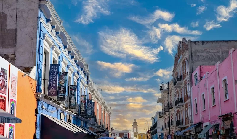 Colorful streets of Puebla at sunrise, capturing the everyday warmth of life in Mexico’s affordable mid-sized cities.