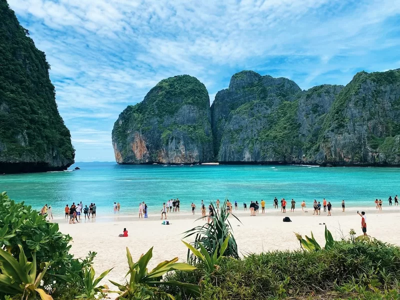 On these beaches, weekends look like postcards. Limestone cliffs rise from bright turquoise water while people linger in the shallows. The Andaman Coast makes everyday life feel closer to a holiday.