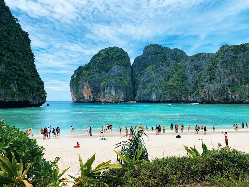 On these beaches, weekends look like postcards. Limestone cliffs rise from bright turquoise water while people linger in the shallows. The Andaman Coast makes everyday life feel closer to a holiday.