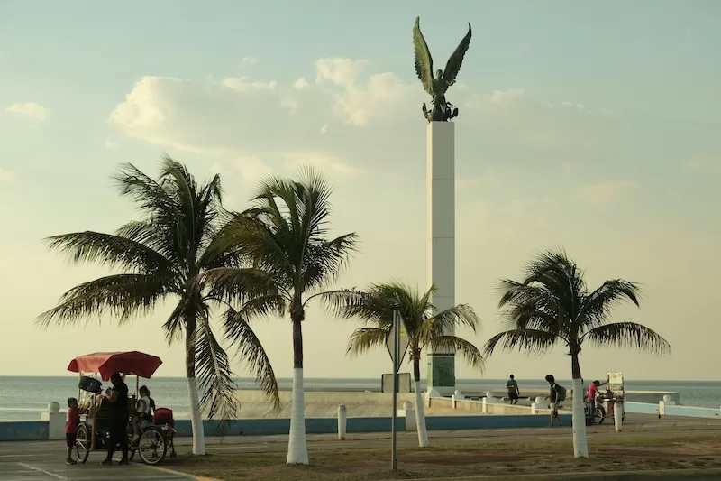 A calm evening beginning on the Campeche waterfront, a favorite spot for walkers, food vendors, and families enjoying the cooler air.