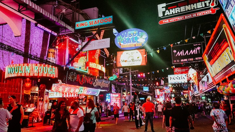 Bright lights and nonstop movement keep Pattaya’s nights buzzing, from neon signs to live music echoing through the streets. For expats who want social energy within easy reach of Bangkok, this coastal city offers a lively balance of convenience and entertainment.