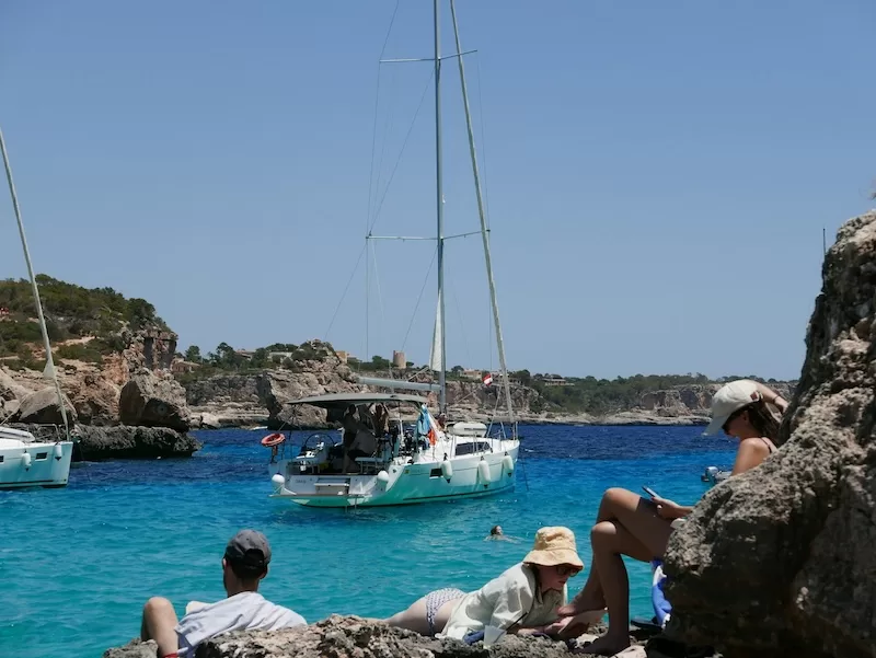 Mallorca turns relaxation into an art form. A sailboat framed by cliffs, sunlight flickering on turquoise water, and the simple elegance of days that ask nothing more of you than to stop and watch.