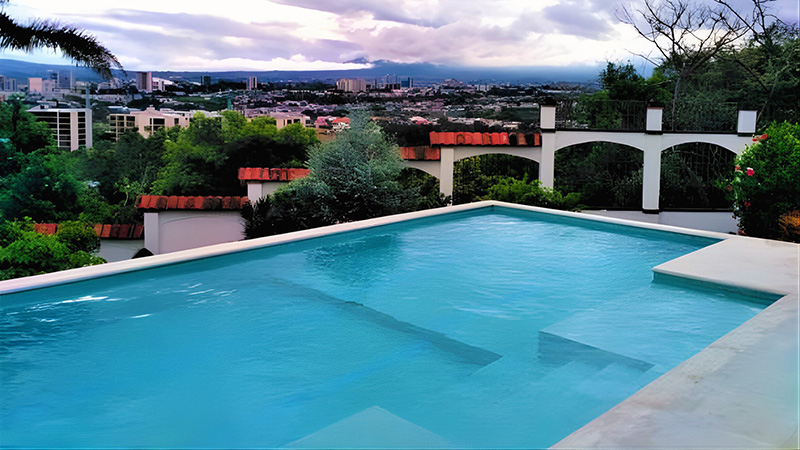 Pools and hillside terraces overlook the capital, giving daily life a vantage point above the city’s pulse. It is a view that convinces people comfort and calm can live side by side.