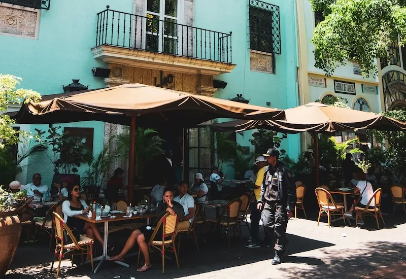 In Santo Domingo, café culture comes with a side of big-city pricing. A few blocks inland, the same coffee costs less and life slows down, reminding you how much location shapes the budget in the Dominican Republic.