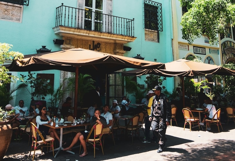 In Santo Domingo, café culture comes with a side of big-city pricing. A few blocks inland, the same coffee costs less and life slows down, reminding you how much location shapes the budget in the Dominican Republic.