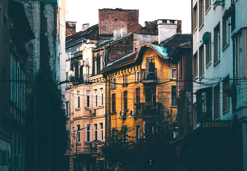 Stone walls that hold the heat. Old windows that don’t. Winter reveals which homes were built for the climate and which only dress for the part.