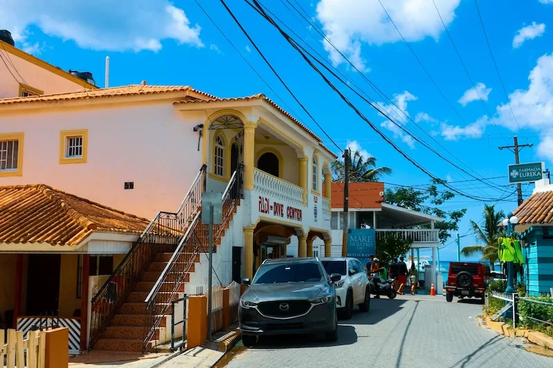 In towns where the water is only a short walk away, everyday costs shift with the tide. Move a block inland and the same sunshine and salt air suddenly cost less.