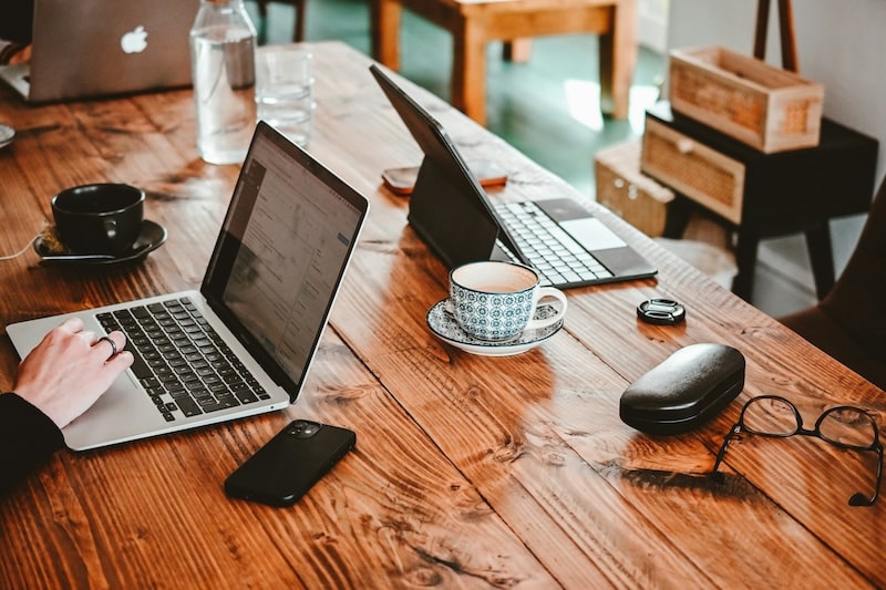 Laptops open. Coffee cooling slowly. People building ideas without rushing. Then a walk home where the mountains wait on the horizon.