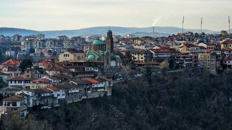 Cobblestones, terraced rooftops, and nights that glow beneath ancient walls. Veliko Tarnovo is built for people who like their days quiet and full.