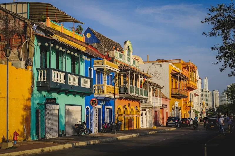 A vibrant, colorful street in Cartagena, Colombia, showcasing the rich culture and lower cost of living that offers financial advantages to expats and digital nomads.