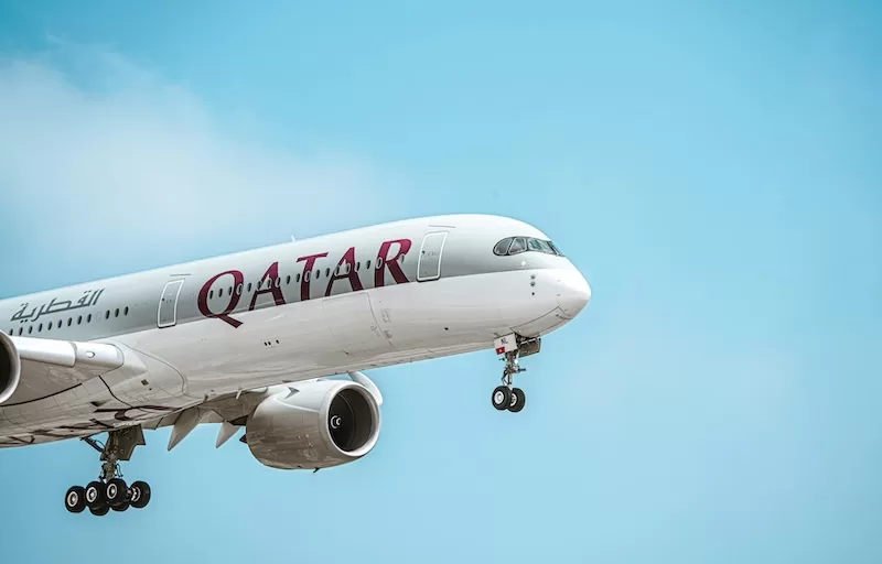 Qatar Airways aircraft in flight representing the airline’s new routes to Caracas and Bogotá