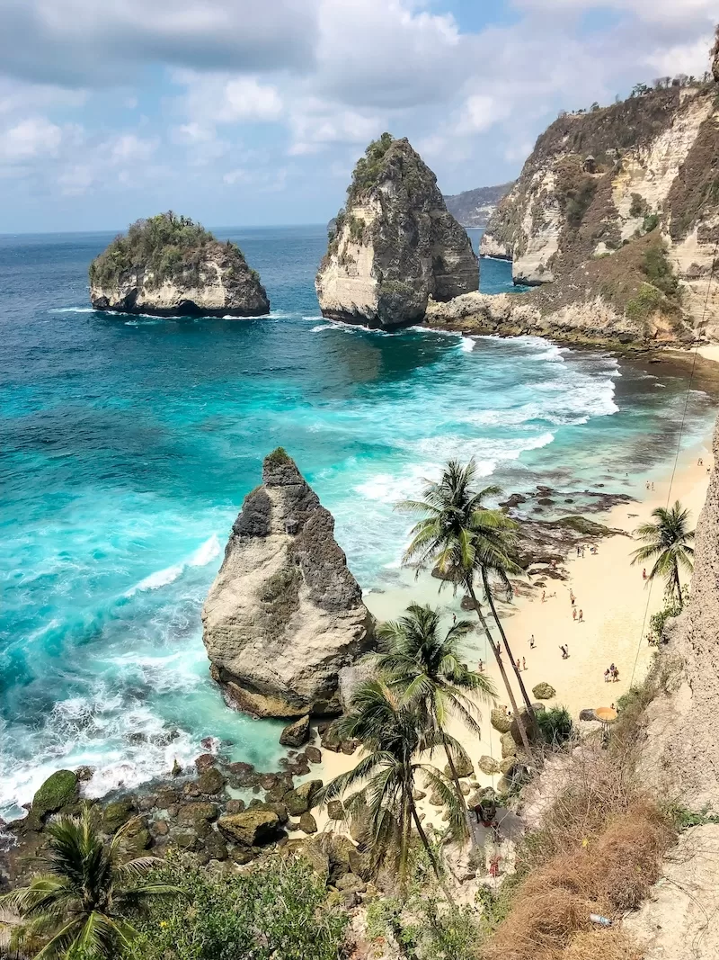 Turquoise water and limestone cliffs at a beach in Nusa Penida Bali