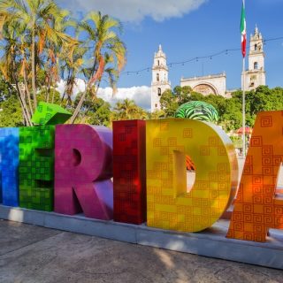 The colorful MÉRIDA letters on the Plaza Grande, the cathedral towers behind: the heart of living in Mérida