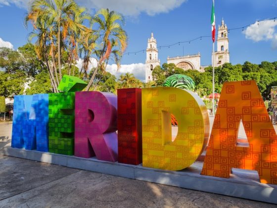 The colorful MÉRIDA letters on the Plaza Grande, the cathedral towers behind: the heart of living in Mérida