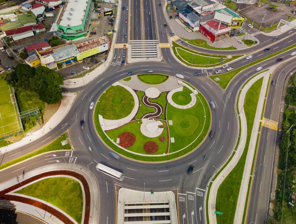 Aerial view of a busy roundabout in San José, Costa Rica